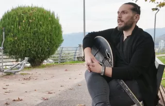 Βέροια: Παίζοντας μπουζούκι στο χειρουργικό κρεβάτι, σε επέμβαση στον εγκέφαλο