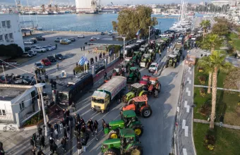 Μπλόκο αγροτών στο λιμάνι του Βόλου