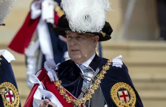 Σοκ με φωτογραφίες του Άντριου να παίζει με μωρό και μπάλα σε σχήμα στήθους