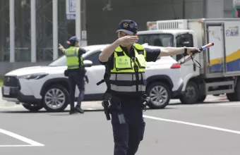 Αστυνομικός σε διασταύρωση
