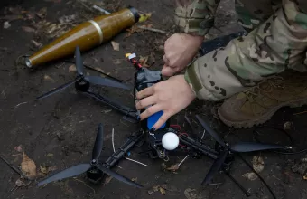 Στρατιώτης με drone μάχης