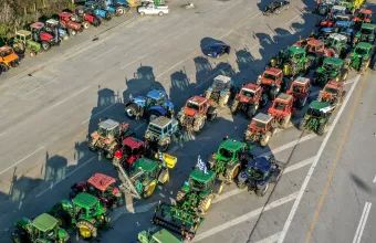 Αγρότες με τρακτέρ