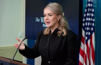 Καρολάιν Λέβιτ στο βήμα