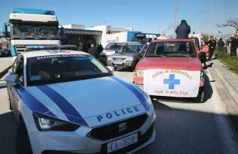 Αγρότες της Θεσπρωτίας στους δρόμους με ελληνικές και μαύρες σημαίες