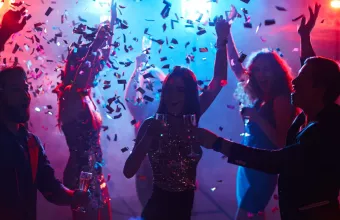 Πρωτοχρονιά 2026: Πού μπορείς να παρτάρεις μέχρι το πρωί στην Αθήνα