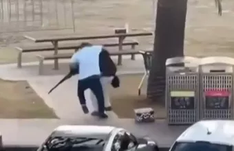 Άνδρας αφοπλίζει τον δράστη στο Σίδνεϊ