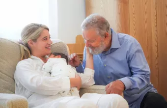 Τζένη Θεωνά με τον μπαμπά της και το μωρό