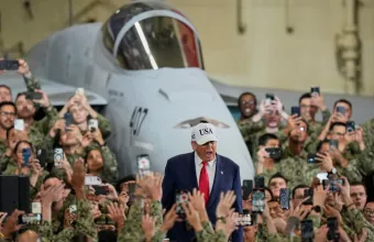 Τραμπ με στρατιώτες