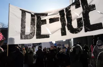 Η αποδοχή της μεταναστευτικής πολιτικής Τραμπ υποχωρεί σε ιστορικά χαμηλό επίπεδο