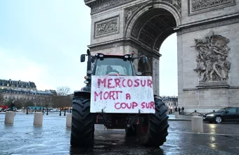 farmers protest at the Arc de Triomphe