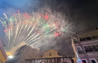 Με σόου πυροτεχνημάτων και υπό βροχή η υποδοχή του 2026 στο Ηράκλειο