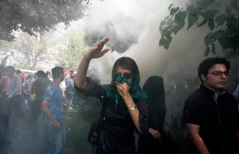 Γυναίκα σε διαδήλωση Ιράν