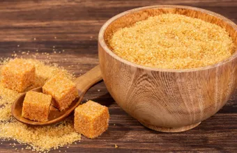 Η καστανή ζάχαρη σκληραίνει όταν εκτίθεται στον αέρα, λόγω της μελάσας που περιέχει. Για να αποφύγεις τους σβόλους, φύλαξέ τη σε αεροστεγές δοχείο με όσο το δυνατόν λιγότερο κενό χώρο. Αν όμως έχει σκληρύνει αρκετά, υπάρχουν μερικοί έξυπνοι τρόποι για να την επαναφέρεις.