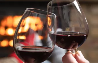 Κρασί δίπλα στο τζάκι: 9 ελληνικές ετικέτες κρασιού για να τις κρύες νύχτες