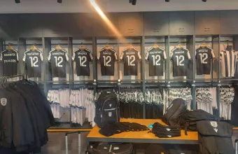 ΠΑΟΚ: 8 φανέλες με τα ονόματα των αδικοχαμένων οπαδών στην μπουτίκ