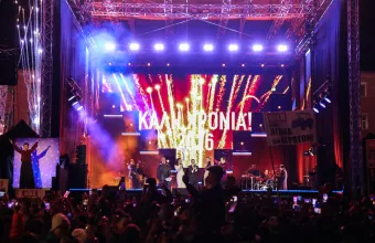 Με μουσική, drone show και... αθόρυβα πυροτεχνήματα η Αθήνα υποδέχθηκε το 2026