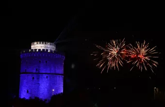 Η Θεσσαλονίκη υποδέχτηκε το 2026 με ένα εντυπωσιακό laser show και χιλιάδες κόσμου στον Λευκό Πύργο