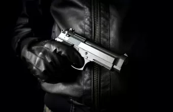 Ένοπλος με πιστόλι