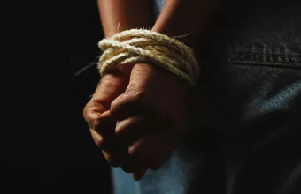 χέρια δεμένα