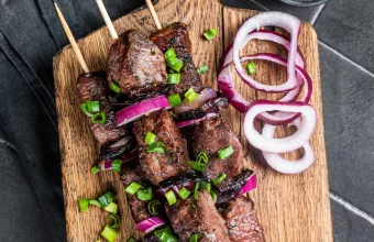 Μοσχαρίσια σουβλάκια με μαρινάδα ακτινίδιο