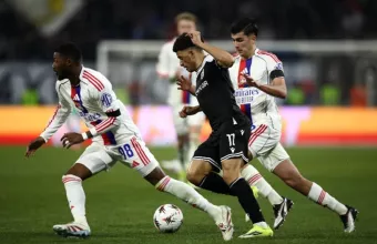 Πάλεψε μέχρι τέλους με δέκα παίκτες ο ΠΑΟΚ, λύγισε στο φινάλε από τη Λιόν