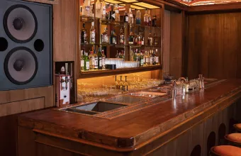 Τέλειον: Ένα μπαρ στην Κυψέλη με χαρακτήρα εποχής