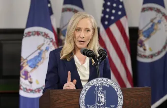 Η κυβερνήτης της Βιρτζίνια Άμπιγκεϊλ Σπάνμπεργκερ (Abigail Spanberger)