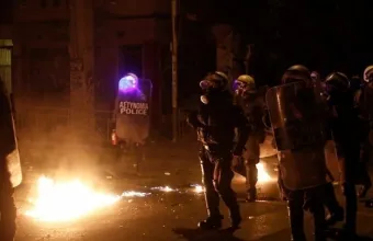 Μολότοφ, ναρκωτικά και κοντάρια βρέθηκαν έξω από το ΑΠΘ μετά τα επεισόδια