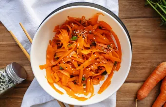 Ξέχνα τη σαλάτα αγγούρι. Το νέο viral trend στο TikTok είναι η carrot salad