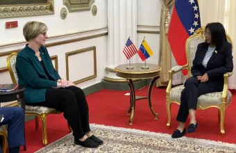Πρώτη συνάντηση της Ροντρίγκεζ με την επιτετραμένη των ΗΠΑ για τη «μετάβαση» στη Βενεζουέλα 