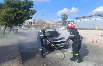 Στιγμές αγωνίας στην Ερέτρια: Ηλικιωμένοι είδαν το αυτοκίνητό τους να τυλίγεται στις φλόγες - Δείτε βίντεο