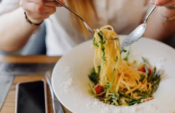 Πώς να μειώσεις την αύξηση του σακχάρου στο αίμα αμέσως μετά το φαγητό