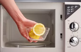 Πώς θα καθαρίσεις το φούρνο μικροκυμάτων με ένα λεμόνι