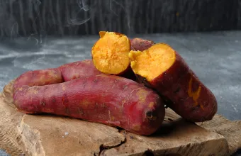 Γιατί στο TikTok γεμίζουν όλοι γλυκοπατάτες με τυρί; Αυτό το νέο food trend μας έχει αφήσει άφωνους