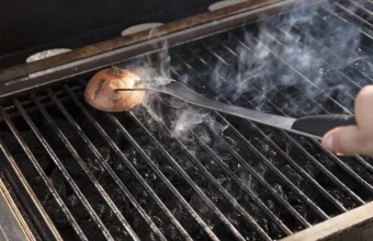 Γιατί αξίζει να περάσεις μισό κρεμμύδι από το καυτό γκριλ