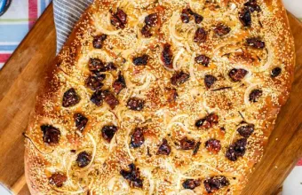 Λαγάνα με κρεμμύδι και λιαστή ντομάτα βήμα - βήμα