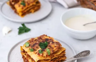 Λαζάνια με χοιρινό κιμά και πικάντικη κόκκινη σάλτσα 