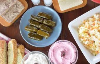 Πώς να οργανώσεις το σαρακοστιανό τραπέζι και 5 νηστίσιμα ντιπ που κάνουν τη διαφορά