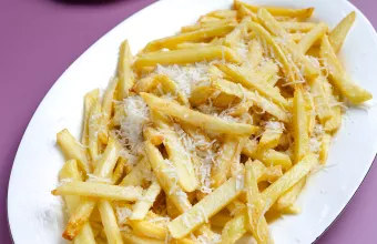 Χρυσαφένιες τηγανητές πατάτες με παρμεζάνα που λιώνει και λάδι τρούφας