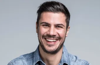 Άκης Πετρετζίκης