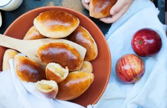 Τσουρεκάκια με γέμιση μήλου