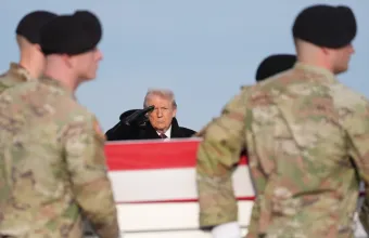 Ο Τραμπ χαιρετά τα στρατά του