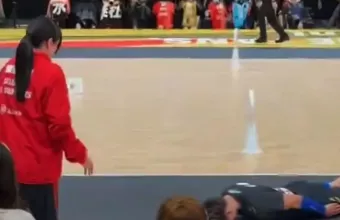 Ιαπωνία: Χτύπησε κατά λάθος επόπτρια και γονάτισε για να ζητήσει συγγνώμη