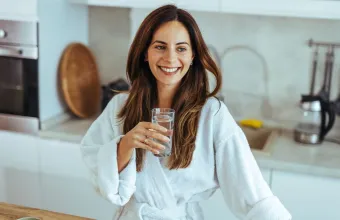Γιατί πρέπει να πίνεις ένα ποτήρι νερό μόλις ξυπνάς το πρωί