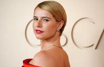 Jessie Buckley beauty look