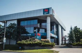 Τράπεζες γωνιακά κτίρια 