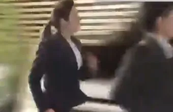 Ιαπωνία: Υπουργός άργησε 5 λεπτά, έτρεχε και ζήτησε δημόσια συγγνώμη από το λαό