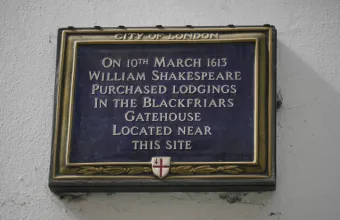 H επιγραφή που υποδηλώνει το σπίτι του William Shakespeare