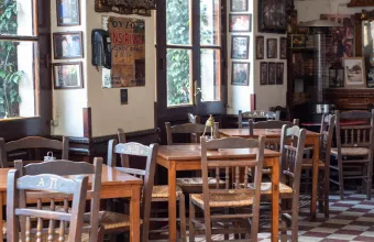 Οινοπαντοπωλείο το Ειδικόν: 100 χρόνια ιστορίας σε ένα τραπέζι με ρετσίνα