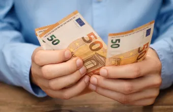 Άνδρας με ευρώ